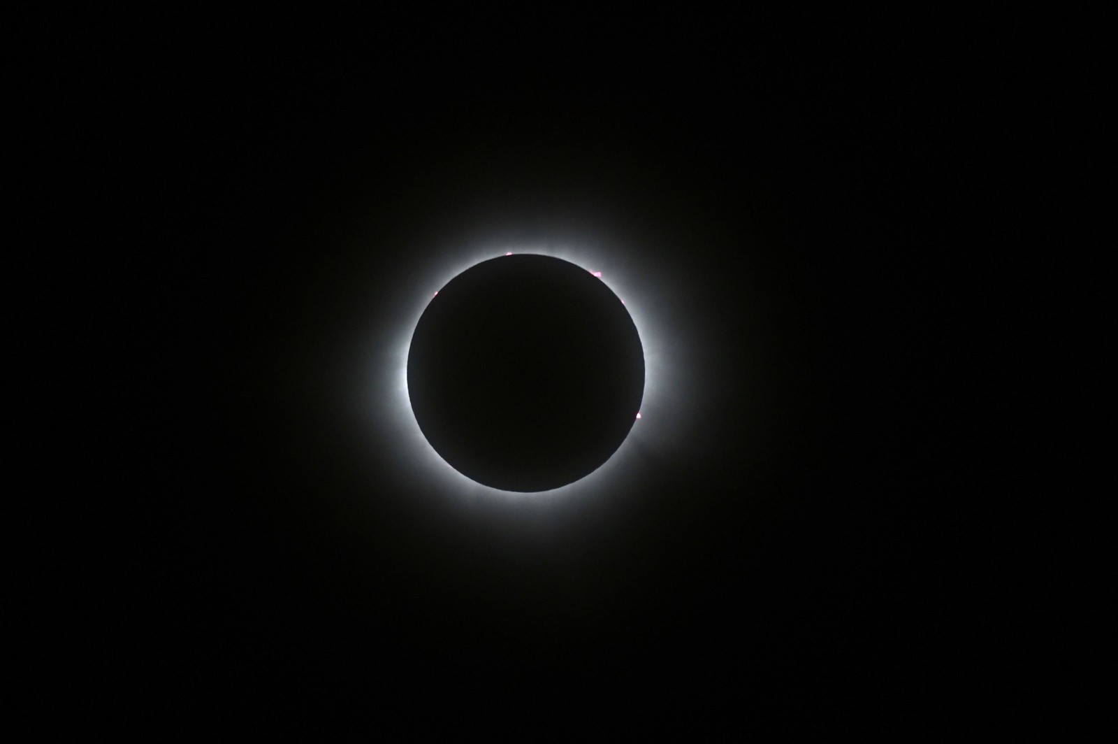 Eclipse solar total visto de Mazatlan, estado de Sinaloa, México. — Foto: MARIO VAZQUEZ / AFP