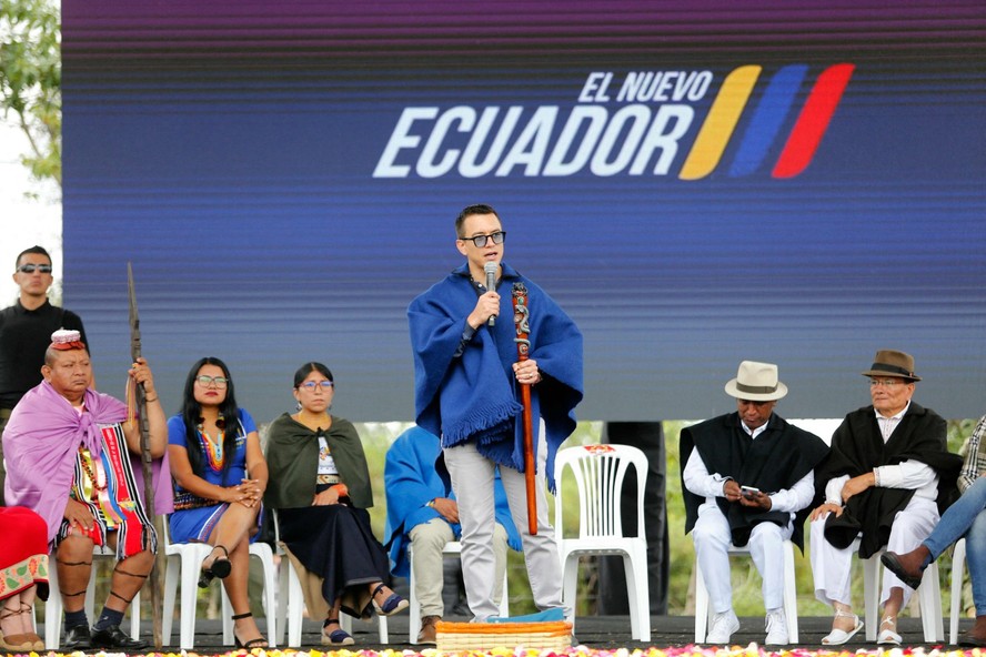 Noboa participa de cerimônia ancestral onde recebeu o Bastão de Comando na comunidade de San Miguel Bajo em Otavalo, Equador