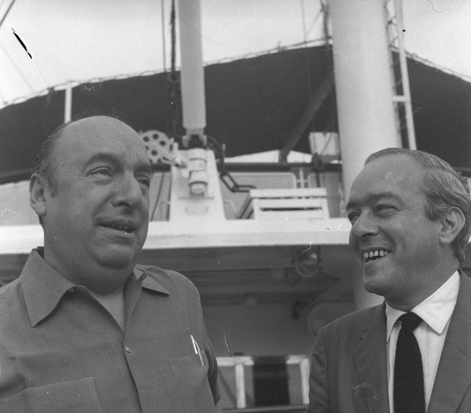 Pablo Neruda e Vinícius de Moraes, em 1960 — Foto: Arquivo / Agência O Globo