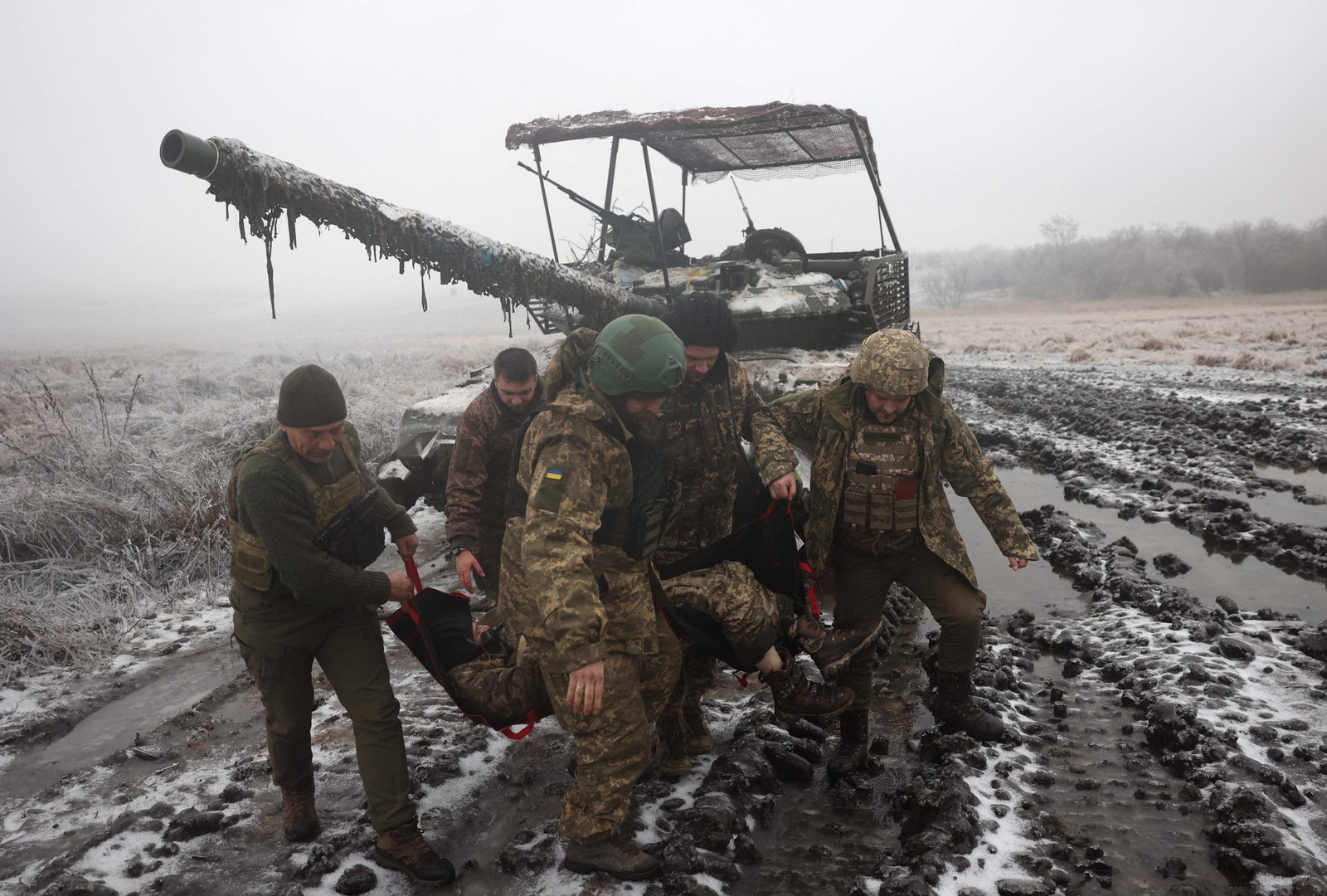 Tropa ucraniana pratica a evacuação de um soldado — Foto: Anatolii Stepanov / AFP
