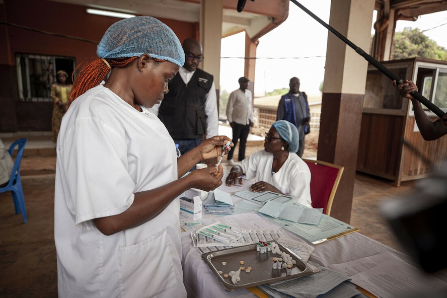 Vacinação contra a malária no Hospital Distrital SOA, Camarões.