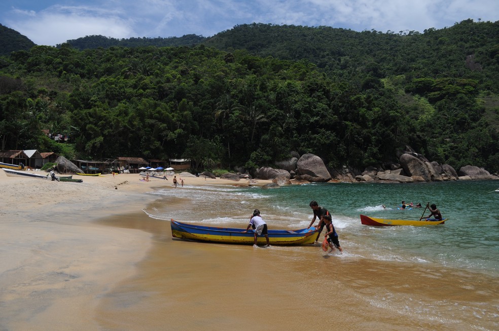 Barquinhos na tranquila Praia do Sono, em Paraty, litoral sul do Estado do Rio — Foto: Reprodução / Wikimedia Commons / Caio Arbulu