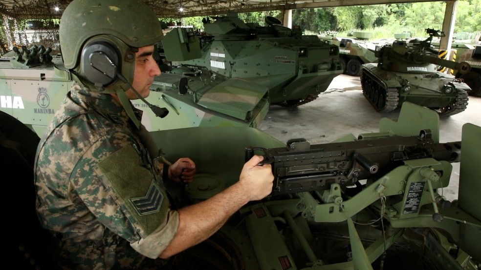 Sobre a estação de armamento do M113, da esquerda para a direita, aparecem os blindados Piranha, Clanf e SK-105, com seu canhão — Foto: Hermes de Paula/Agência O Globo