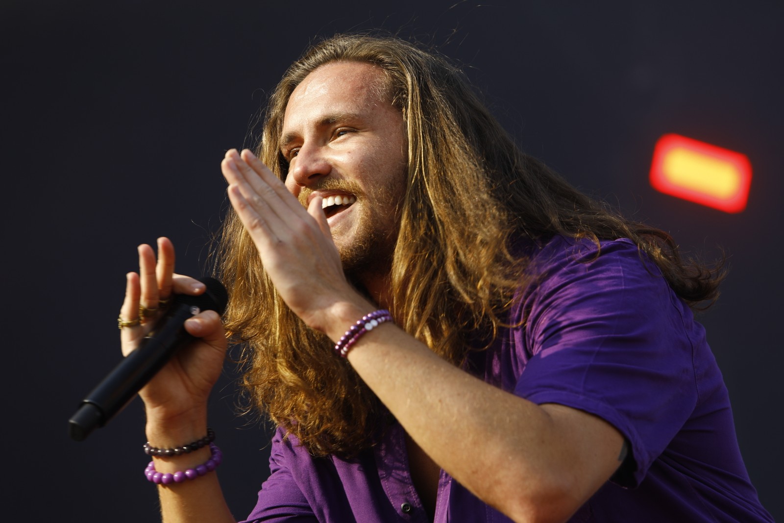 Vitor Kley durante show em que dividiu o Palco Sunset com Di Ferrero nesta sexta — Foto: Brenno Carvalho