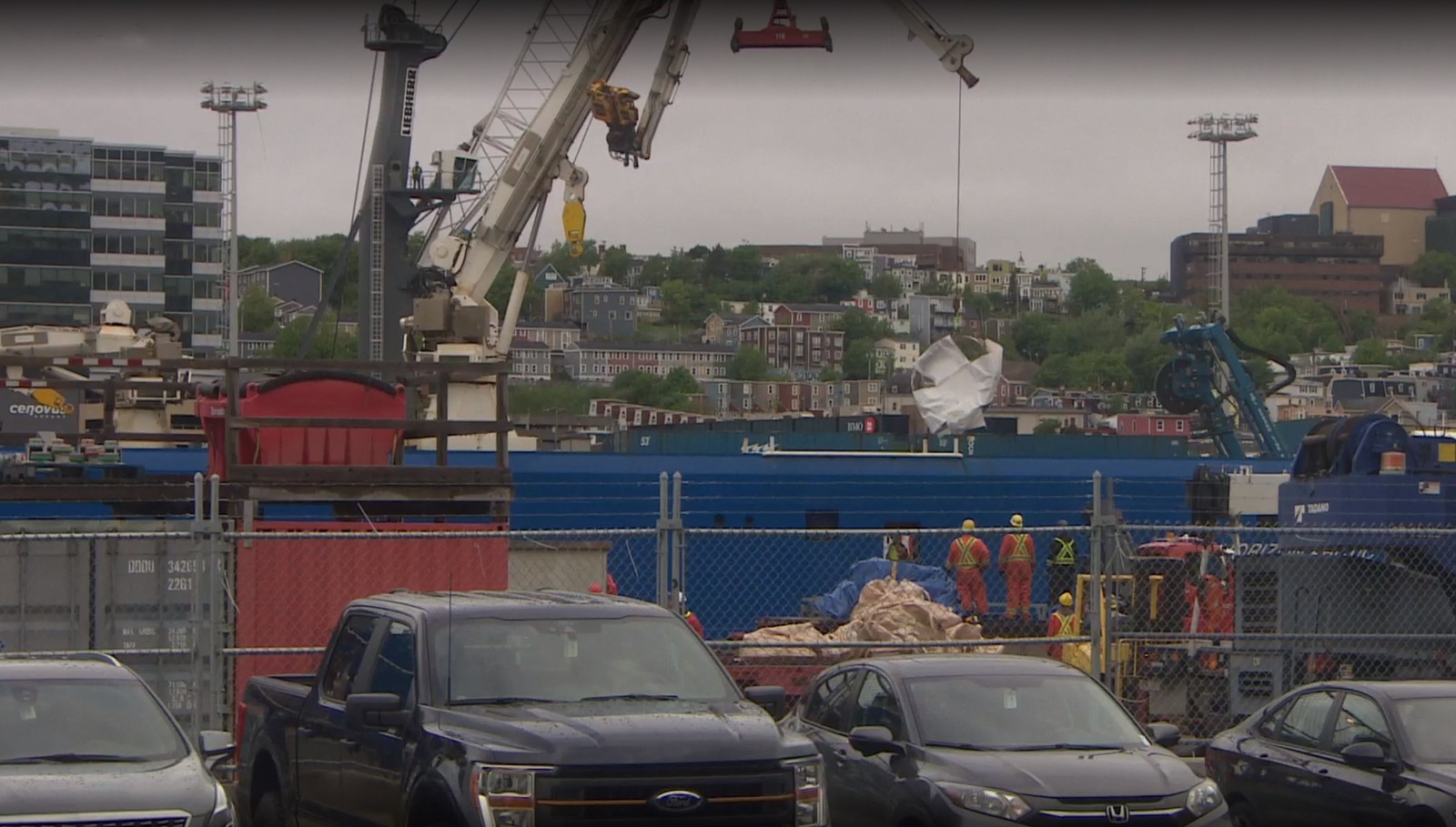 Partes do Titan foram descarregadas do navio Horizon Arctic no píer da Guarda Costeira Canadense, na cidade de St. John's, em Terra Nova.  — Foto: Paul Pickett / CBC News