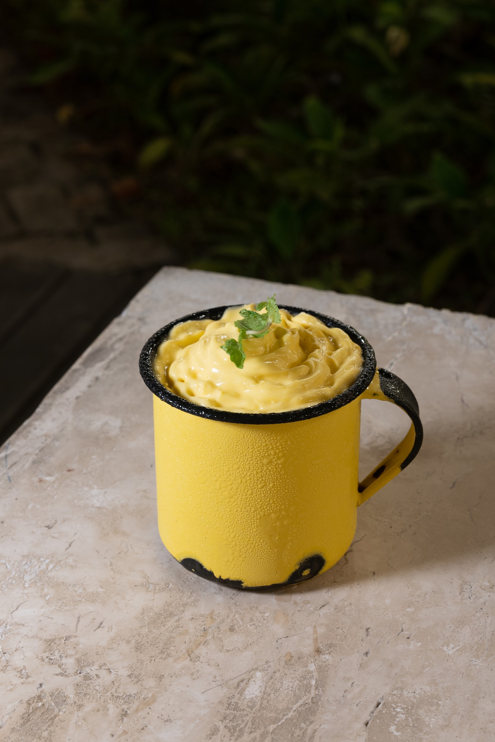 O taperebá, uma fruta com polpa amarelo-escura e sabor tropical cremoso, é a base do coquetel taperebá mule servido na Casa do Saulo, outro bom restaurante em Belém do Pará — Foto: Alessandro Falco/The New York Times