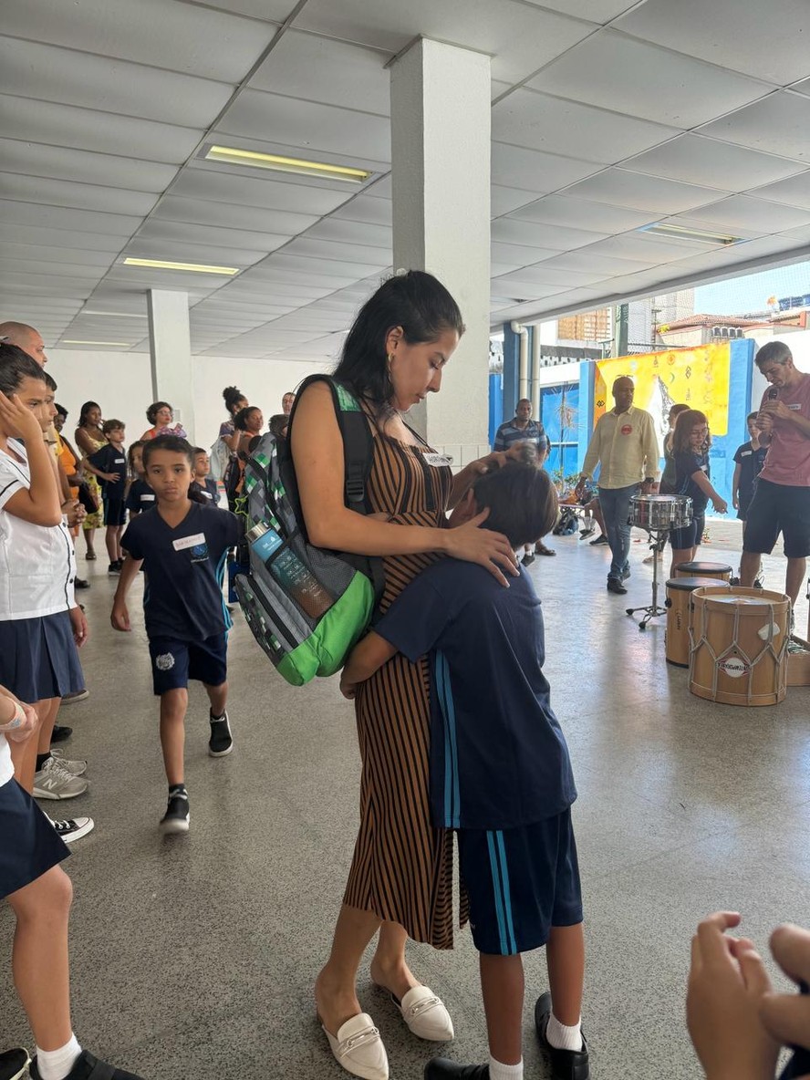 Viúva e herdeiro mais novo de Picciani vão à manifestação para a  volta às aulas do Colégio Pedro II no Rio de Janeiro