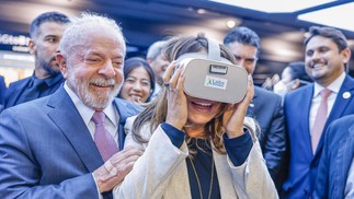 Ao lado de Janja, que veste óculos de realidade virtual, Lula visita showroom da Huawei — Foto: Ricardo Stuckert