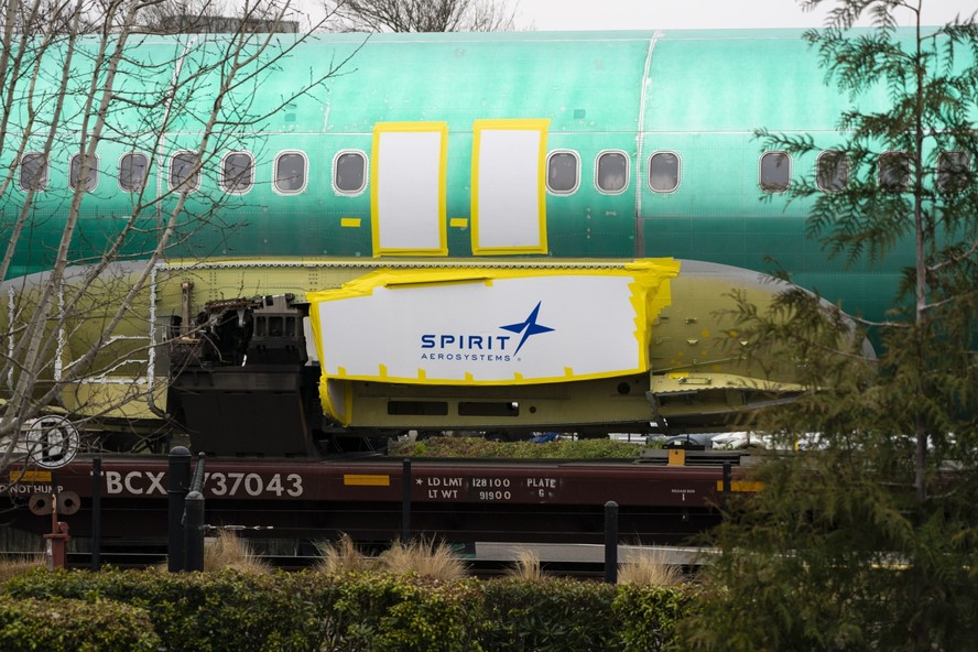 Sinalização da Spirit AeroSystems na fuselagem de um Boeing 737, Renton, Washington, EUA