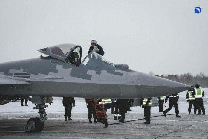 Su-57 é inspecionado em pista aérea — Foto: UAC