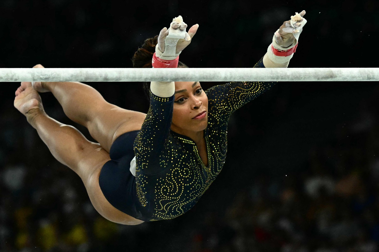 Lorrane Oliveira compete na prova de barras assimétricas da final feminina de ginástica artística — Foto: Loic VENANCE / AFP