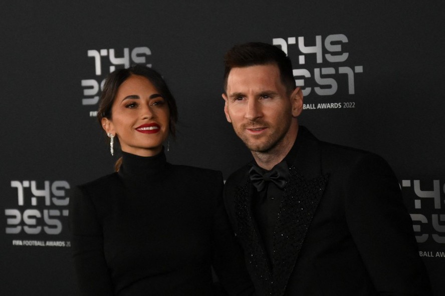 Antonela Roccuzzo e Lionel Messi durante premiação da Fifa, em Paris