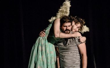 Cena da peça 'Alice mandou um beijo', dirigida por Rodrigo Portella — Foto: Divulgação