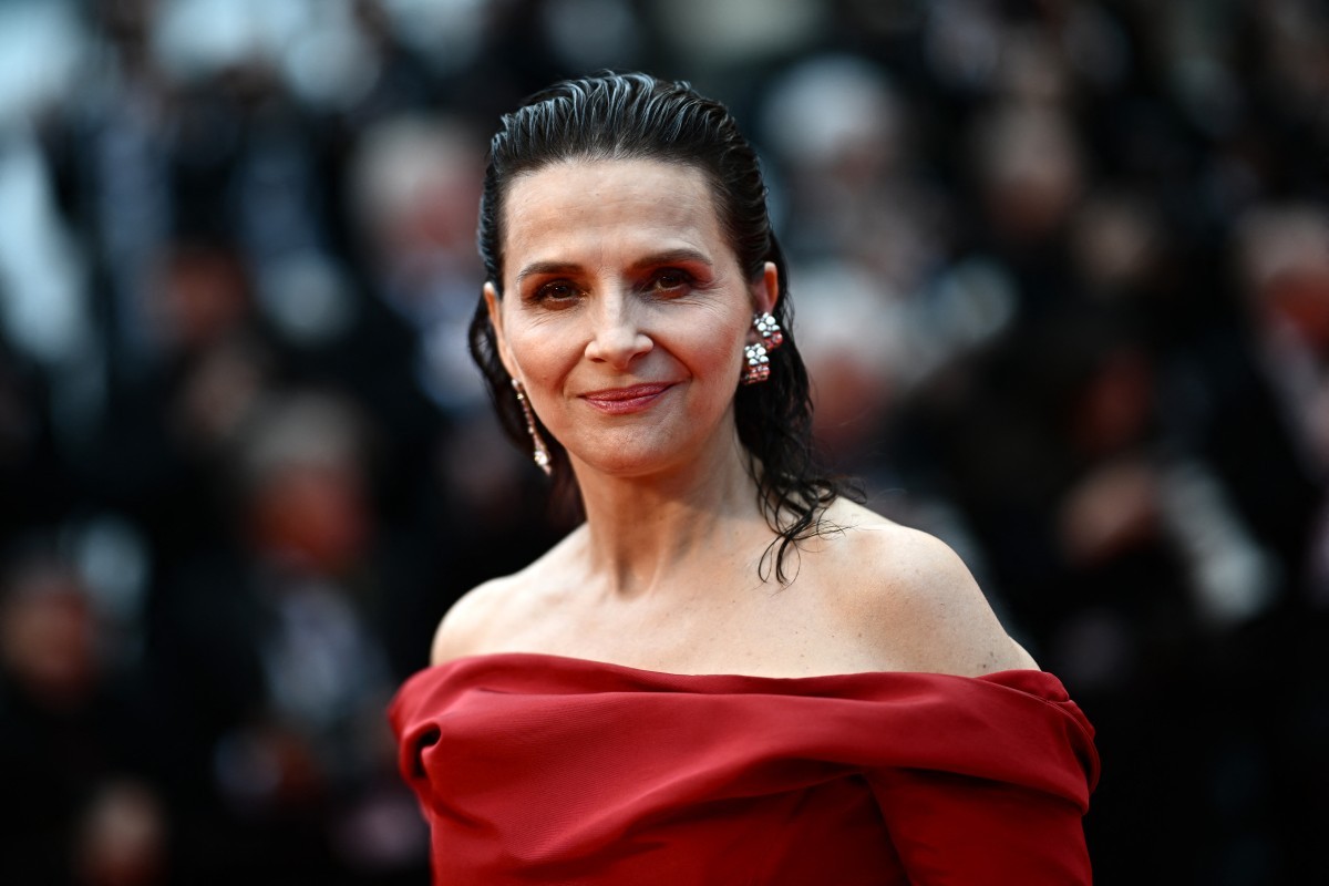 A atriz Juliette Binoche no tapete vermelho da abertura do Festival de Cannes — Foto: AFP