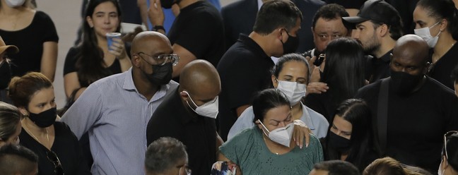 Ruth Dias (de verde), mãe de marília mendonça é consolada diante do corpo da filha, enquanto a amiga e cantora Maiara se despede da amiga com um beijoAgência O Globo