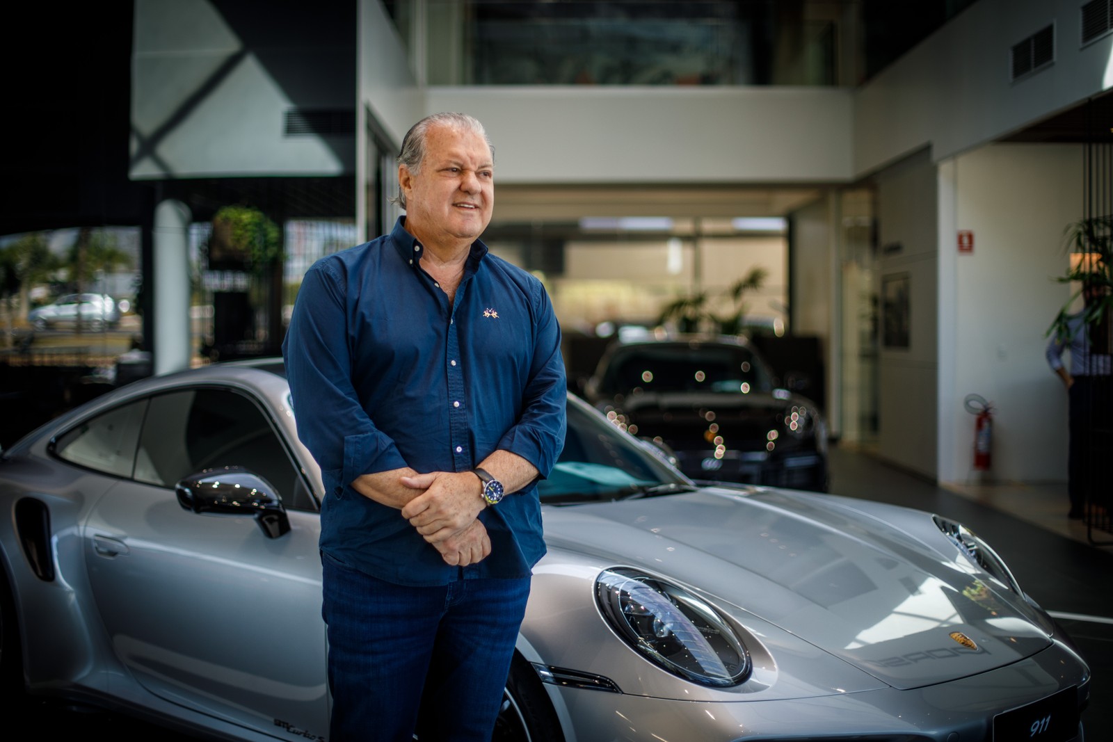 Aldo biasetton, diretor da Eurobike Goiânia, concessionária que vende Porsches com valor médio de R$ 1 milhão. — Foto: Brenno Carvalho / Agência O Globo