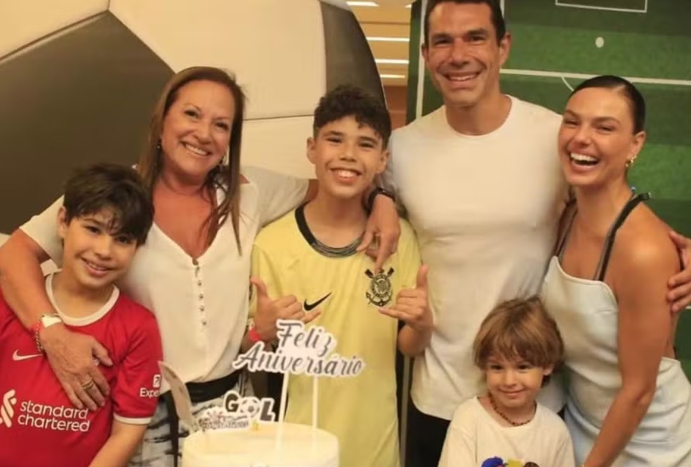 Isis Valverde posa ao lado do noivo, o empresário Marcus Buaiz, e do enteados e amigos das crianças — Foto: Reprodução/Instagram