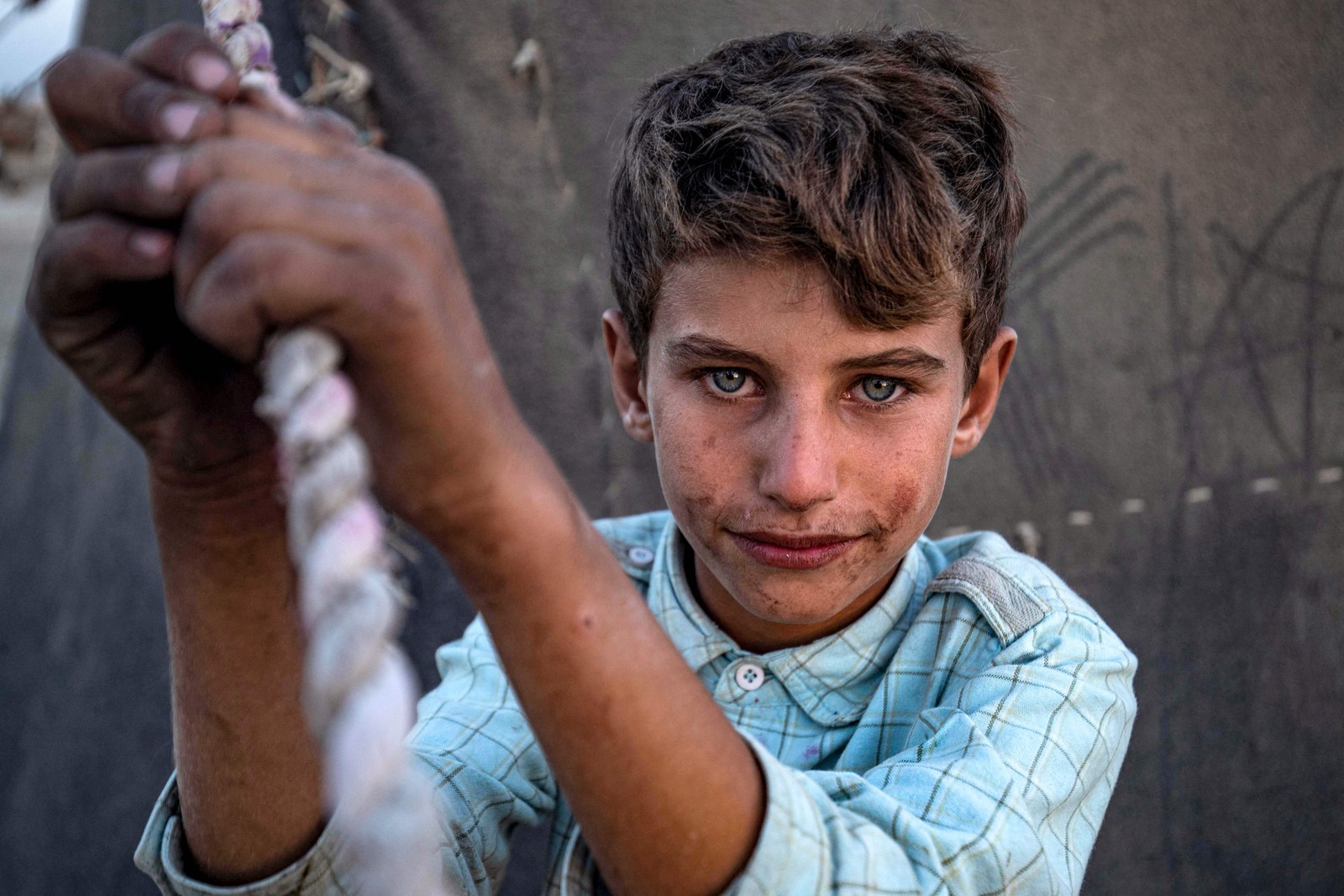 Menino sírio visto no campo para refugiados "Yunani", na província de Raqa, norte da Síria. — Foto: Delil SOULEIMAN / AFP