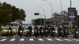 Grupo de motociclistas na frente dos demais veículos, aguardando a abertura do sinal, na Avenida Rei Pelé, próximo à Mangueira — Foto: Fabiano Rocha / Agência O Globo