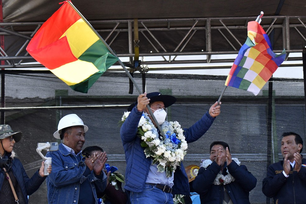 O presidente Luis Arce discursa ao final da marcha, que pretende denunciar novo movimento golpista — Foto: AIZAR RALDES / AFP