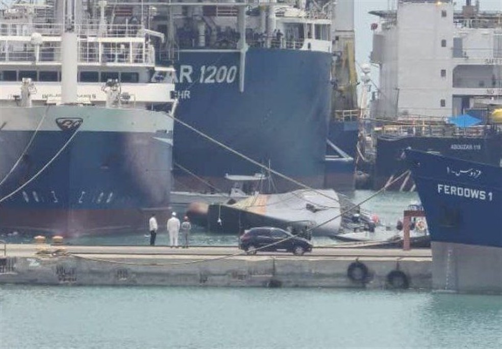 Navio de guerra de 95 metros perde o equilíbrio, tomba no porto e fica parcialmente submerso no Irã — Foto: Reprodução