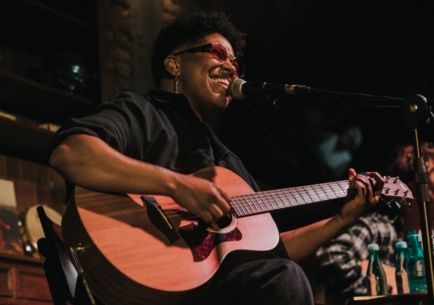 Mahmundi faz show intimista no aniversário da Casa Museu Eva Klabin