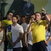 Bolsonaro discursa, em março, com o pré-candidato do PL à prefeitura do Rio, Alexandre Ramagem (com a bandeira no ombro): ruídos após divulgação de áudio clandestino - Domingos Peixoto/Agência O Globo/16-03-2024