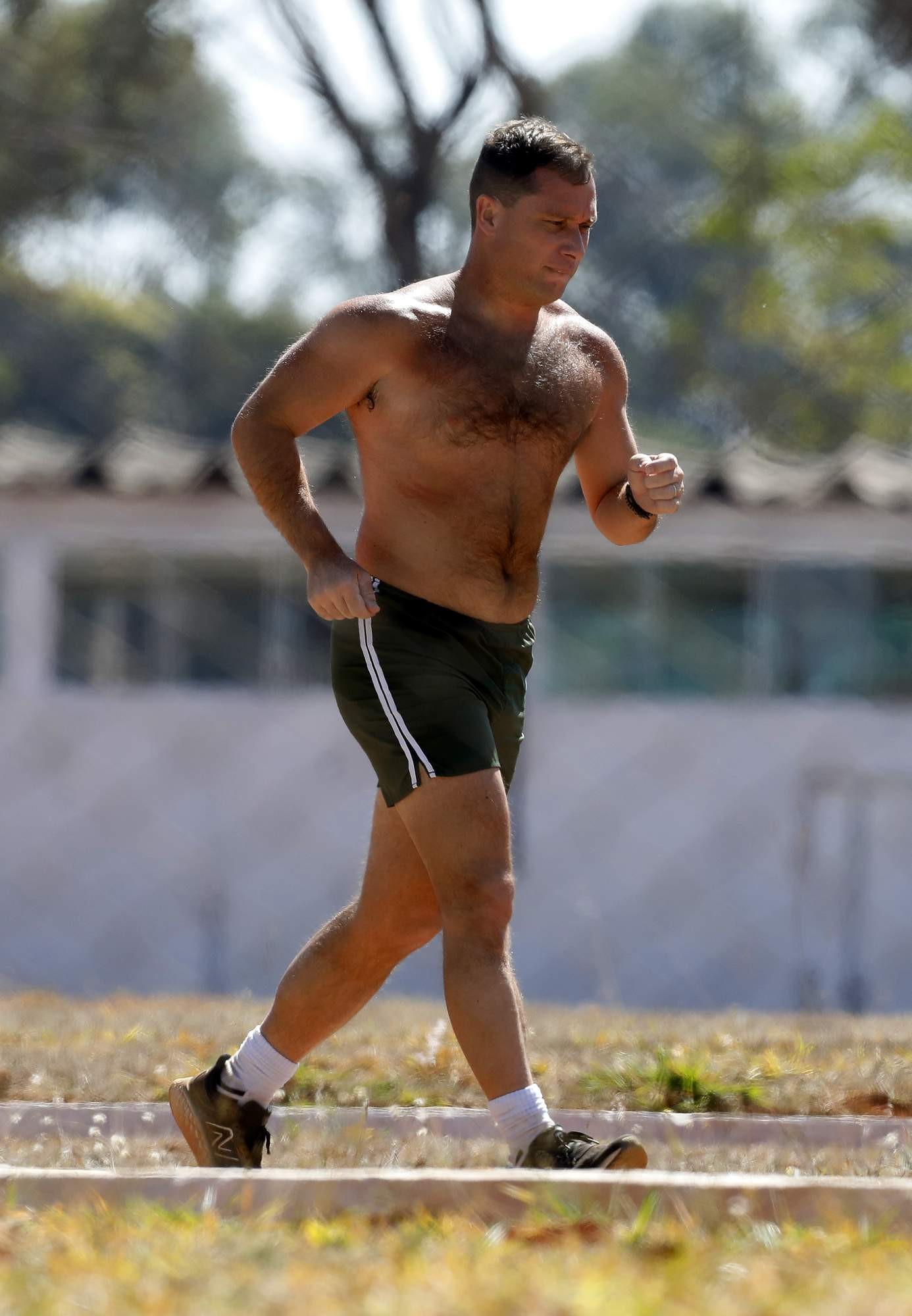 Mauro Cid, antigo ajudante de ordens do ex-presidente Jair Bolsonaro, faz corrida durante a manhã no Quartel da Polícia do Exército, aonde esta preso. — Foto: Cristiano Mariz/Agência O Globo