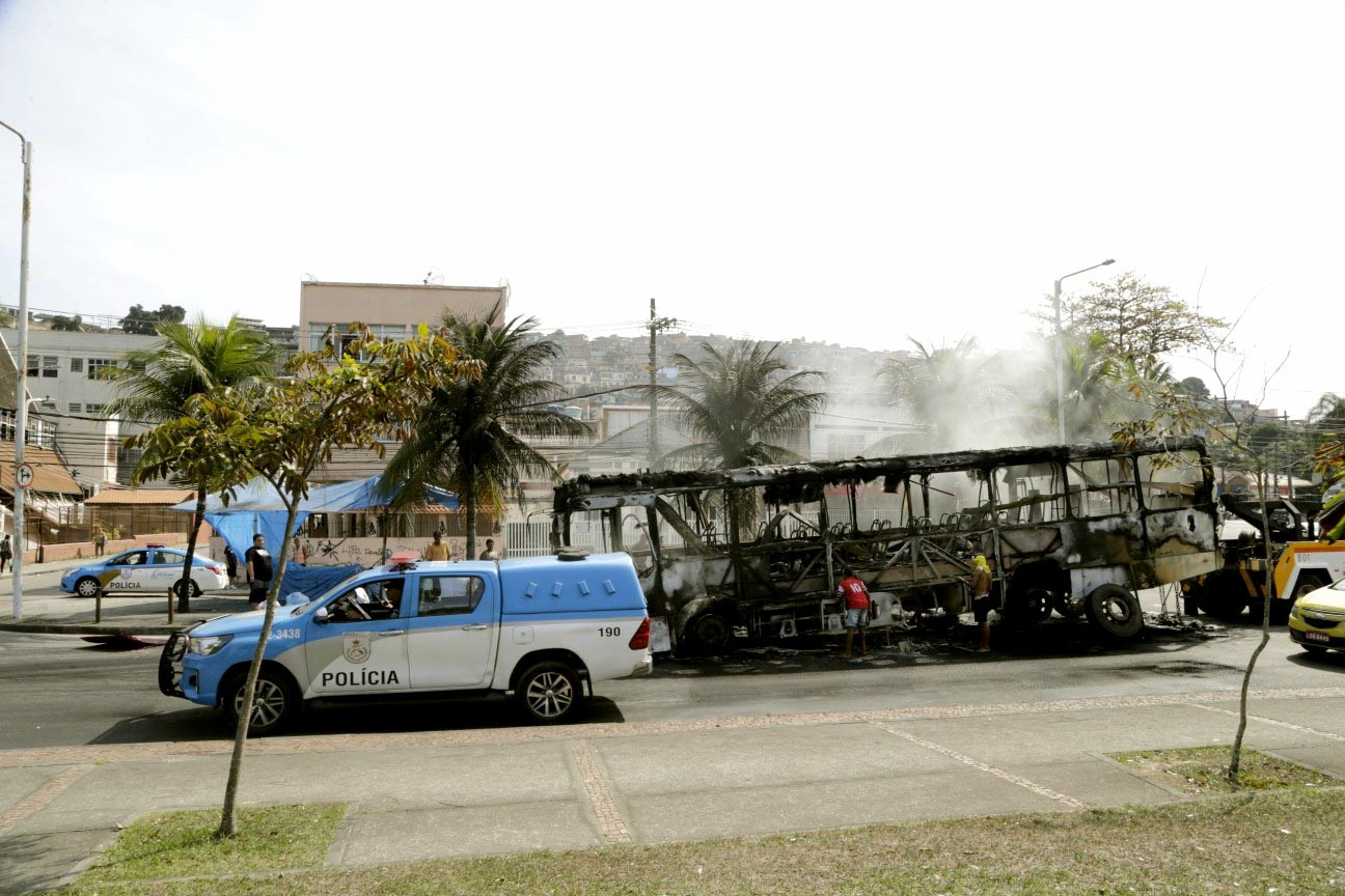 Ônibus incendiado na Ilha do Governador, próximo ao Aeroporto do Galeão. Houve tiroteio entre criminosos e policiais militares na região. Uma menina morreu. — Foto: Domingos Peixoto / Agência O Globo