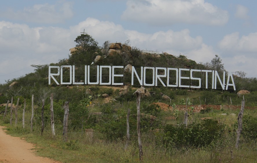 Letreiro da 'Roliúde Nordestina' na entrada da cidade de Cabaceiras, no sertão da Paraíba: cidade usada como locação para diversos filmes e séries brasileiros