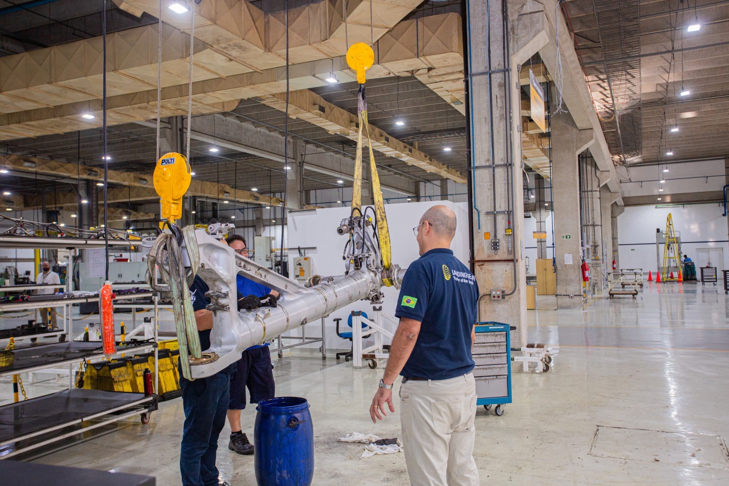 Técnicos inspecionam perna de trem de pouso na oficina da Drayton Aerospace, que ocupará 19 mil metros quadrados no polo do Galeão. Capacidade de reparos mais que triplicará quando atingir o máximo planejado. — Foto: Beatriz Orle/Agência O Globo