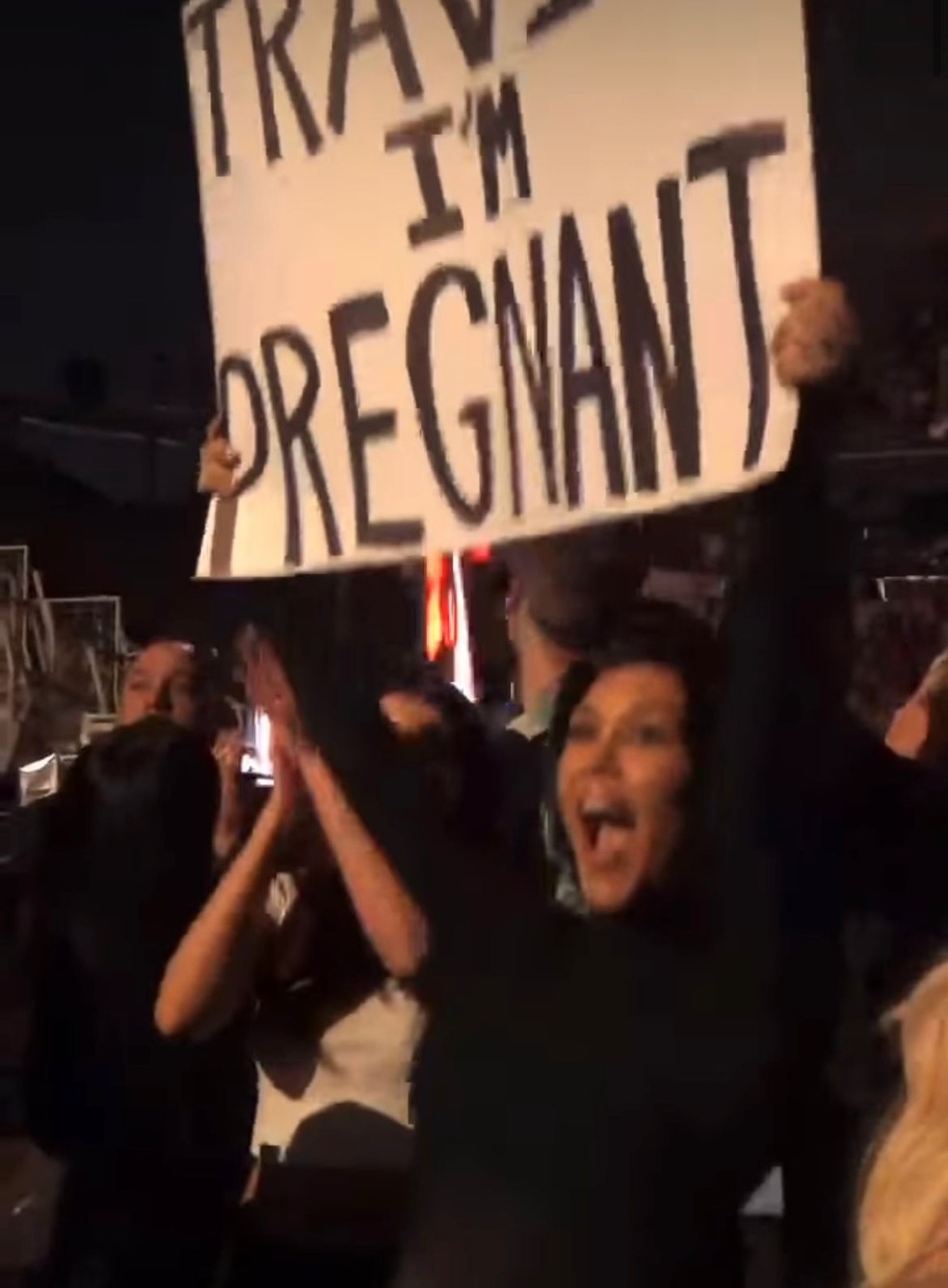 Kourtney Kardashian anuncia que está grávida no show do marido Travis Barker — Foto: Reprodução