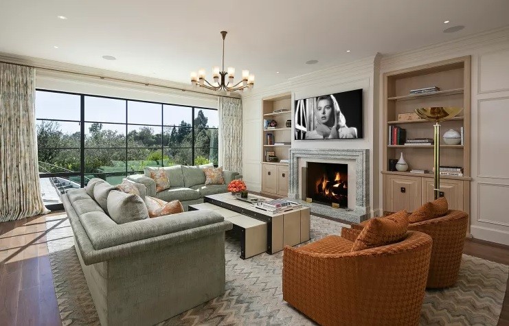 Lounge no quarto de casal da mansão de Jennifer Lopez e Ben Affleck — Foto: Divulgação