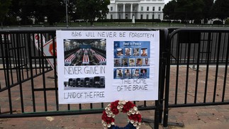 Memorial improvisado para os 13 militares dos EUA mortos no Afeganistão na semana passada, é visto do lado de fora da Casa Branca, em Washington, capital dos EUAAFP