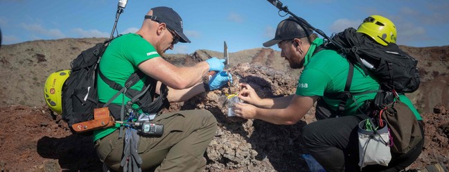 Astronautas fazem treinamento no topo de vulcão nas Ilhas Canárias — Foto: DESIREE MARTIN / AFP