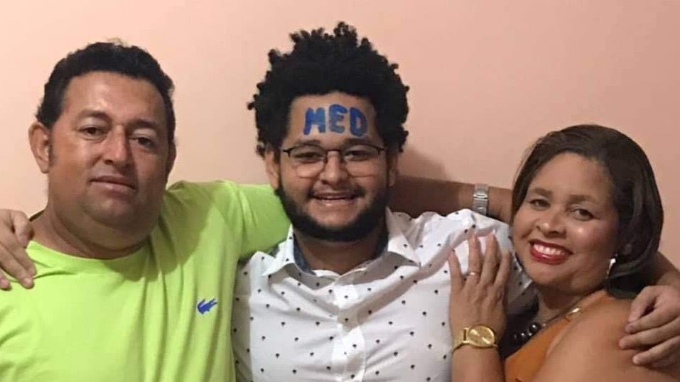 Filho de um motoboy e uma empregada doméstica, Lázaro Farias, 25, é estudante de medicina e se orgulha da trajetória da família — Foto: Arquivo pessoal