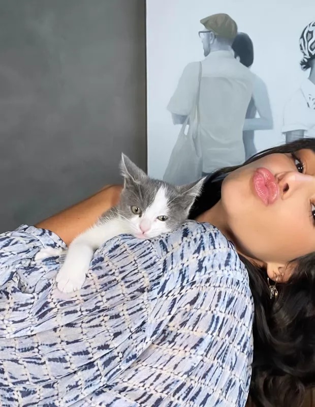 Bruna Marquezine com sua gatinha Mia  — Foto: Instagram