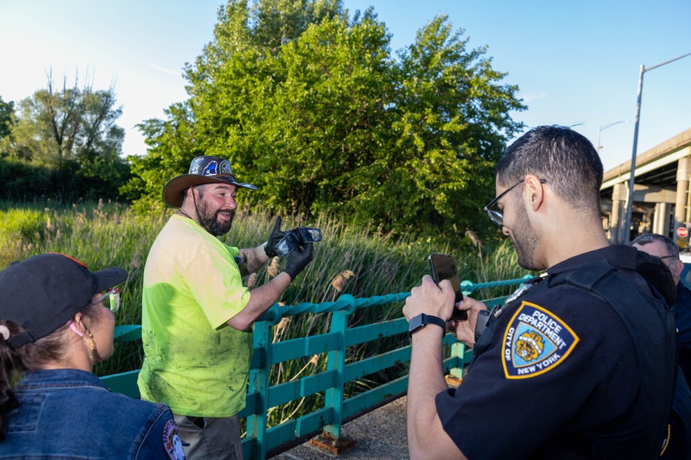 Policial tirou uma foto depois de investigar a descoberta de dinheiro — Foto: Alex Kent / New York Times