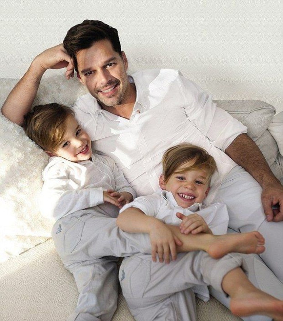 Ricky Martin e os filhos gêmeos Matteo e Valentino, ainda pequenos — Foto: Reprodução