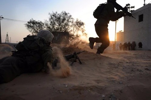 Militares israelenses treinam combate na Mini Gaza erguida no deserto — Foto: Divulgação IDF