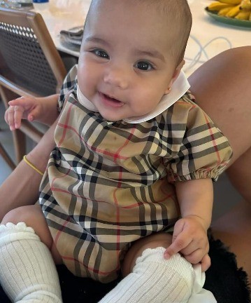 Mavie com vestido Burberry avaliado em R$ 2,3 mil Foto: Reprodução / Instagram