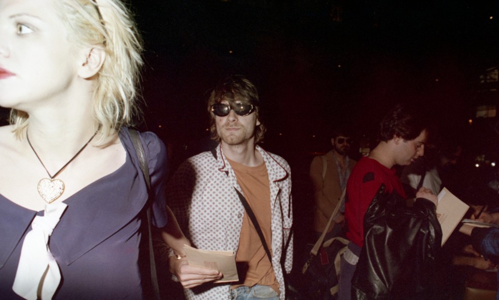 Courtney Love e Kurt Cobain chegando em São Paulo, em 1993 — Foto: Arquivo/Agência O GLOBO