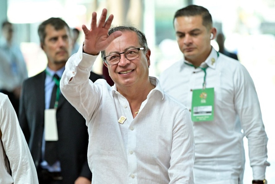 Presidente da Colômbia, Gustavo Petro, acena ao chegar à Cúpula Amazônica, em Belém, no Pará