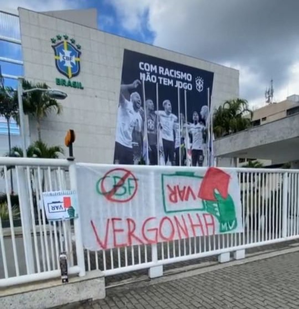 Organizada do Palmeiras protesta contra arbitragem na sede da CBF — Foto: Reprodução