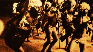 Foto da projeção Genocídio do Yanomami: morte do Brasil, 1989/2018 — Foto: Claudia Andujar