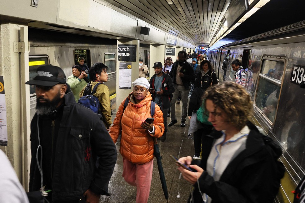 Passageiros lotam estação de metrô que interrompeu serviços em Church Avenue — Foto: Michael M. Santiago/Getty Images North America via AFP