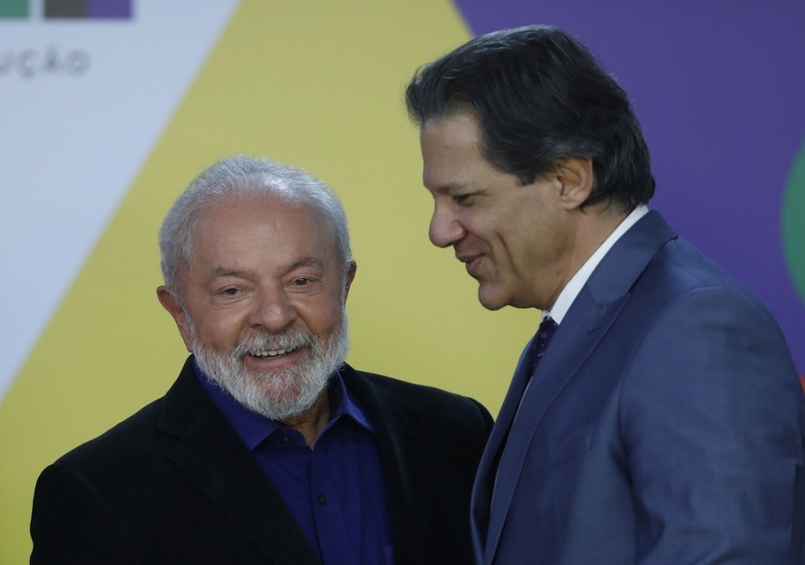 O presidente Lula sanciona, ao lado do ministro Fernando Haddad, a nova política sobre o salário mínimo. Projeto da lei orçamentária de 2024 será enviado ao Congresso esta semana