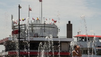 Pessoas se refrescam em uma fonte perto do rio Hudson durante uma onda de calor  na cidade de Nova York. O calor mortal que cobriu recentemente os EUA, o México e a América Central tornou-se 35 vezes mais provável devido ao aquecimento global, disseram cientistas climáticos da World Weather Attribution (WWA) em 20 de junho. — Foto: Yuki IWAMURA / AFP