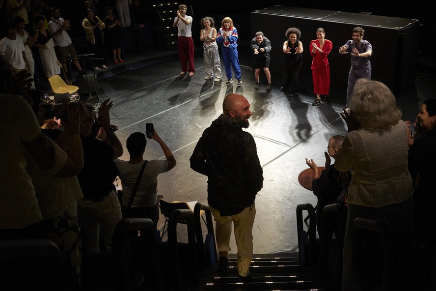 O diretor Marcio Abreu é aplaudido pelo elenco da peça 'Voo livre', no Teatro de Arena do Sesc Copacabana