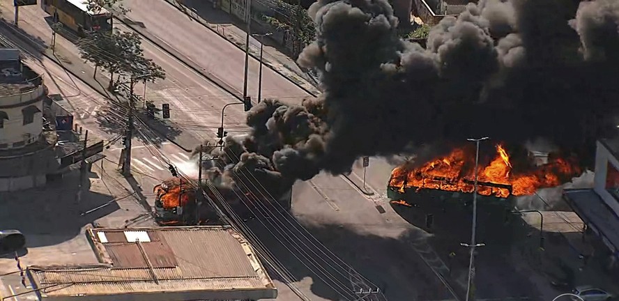 Zona de conflito. Ônibus foram incendiados na região de Santa Cruz, na Zona Oeste, em outubro deste ano: ação foi orquestrada após morte de sobrinho de Zinho